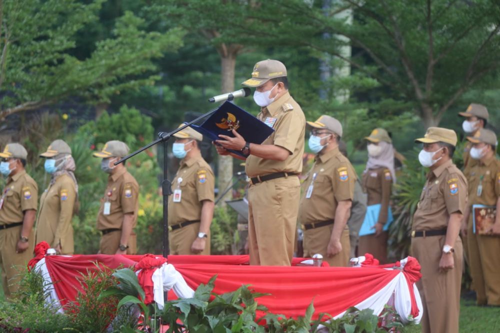 Gubernur Jambi Al Haris saat memimpin apel Peningkatan Disiplin ASN lingkup Pemprov Jambi. 