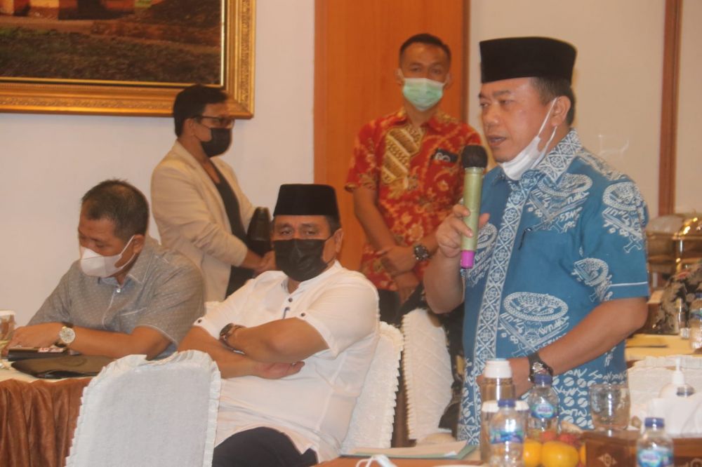 Gubernur Jambi H Al Haris mengadakan pertemuan dengan pihak Balai di Provinsi Jambi.