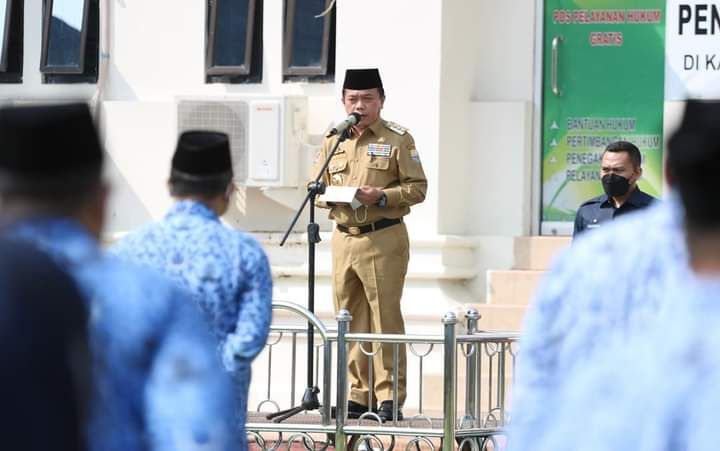 Gubernur saat mengukuhkan  Pejabat Pimpinam Tinggi Pratama , Administrator, dan Pengawas Lingkup Pemerintah Provinsi Jambi, bertempat lapangan Dalam Kantor Gubernur, Senin (19/07/2021)