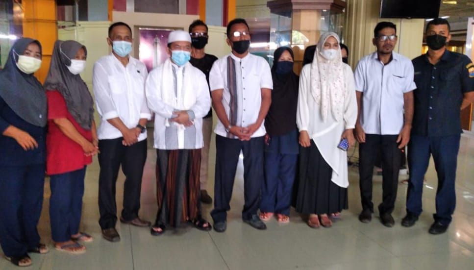 Gubernur Al Haris Bersama Staf Museum Gentala Arasy