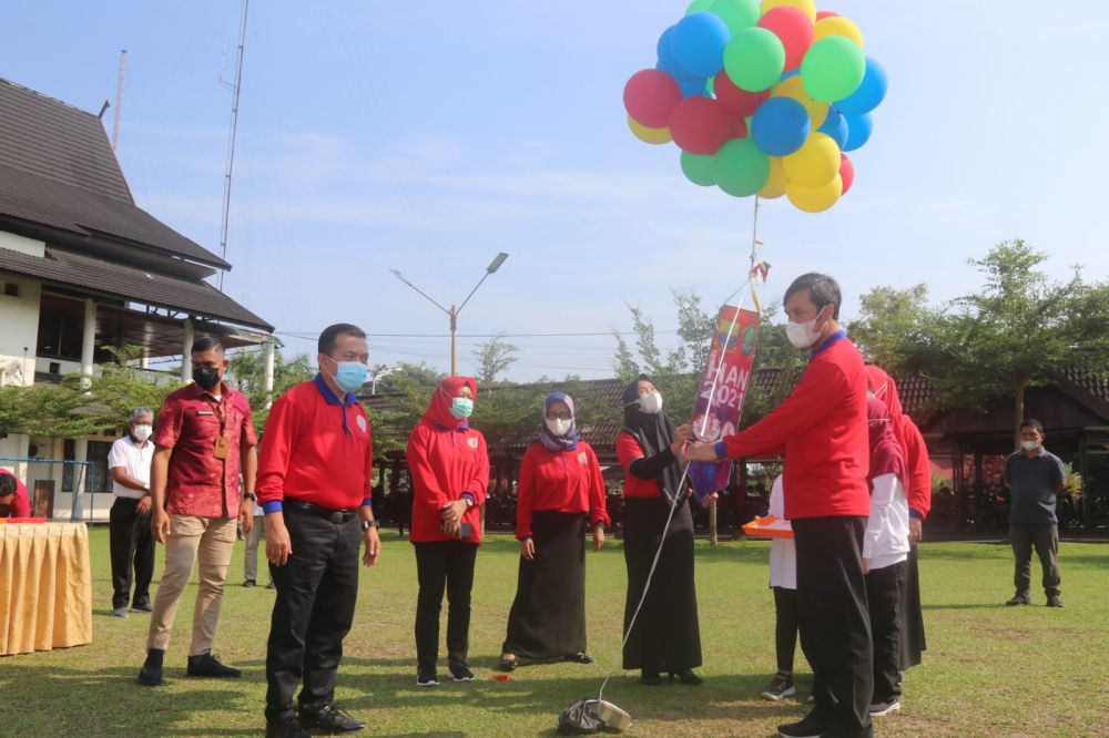 Peringatan Hari Anak Nasional 2021 Provinsi Jambi di halaman dalam Kantor Gubernur Jambi, Jum’at (23/7/2021). 

