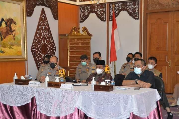 Wakil Gubernur Jambi Drs. H. Abdullah Sani, M.Pd.I mengikuti rakor penerapan PPKM level IV di luar Jawa Bali secara virtual, Sabtu (24/7). 