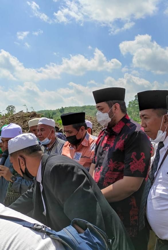 Waka Pinto Jayanegara Ikut mendampingi HBA meletakkan batu pertama pembangunan Masjid dan Pondok Pesantren Daaru At Tauhid yang berlokasi di Desa Batu Ampar Kecamatan Pauh Kabupaten Sarolangun. 