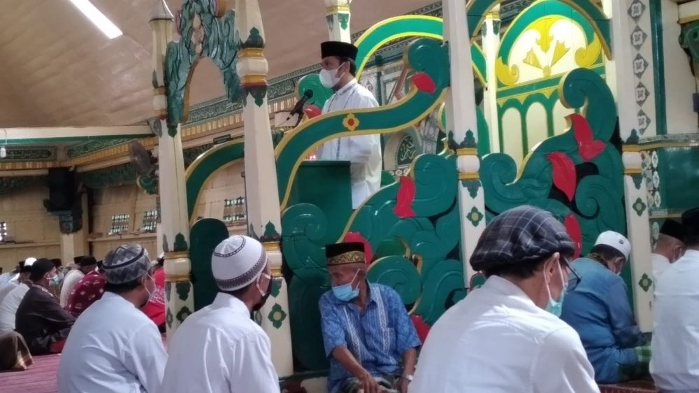 Ketua DPRD Provinsi Jambi Edi Purwanto saat menjadi khutbah Jum’at 
