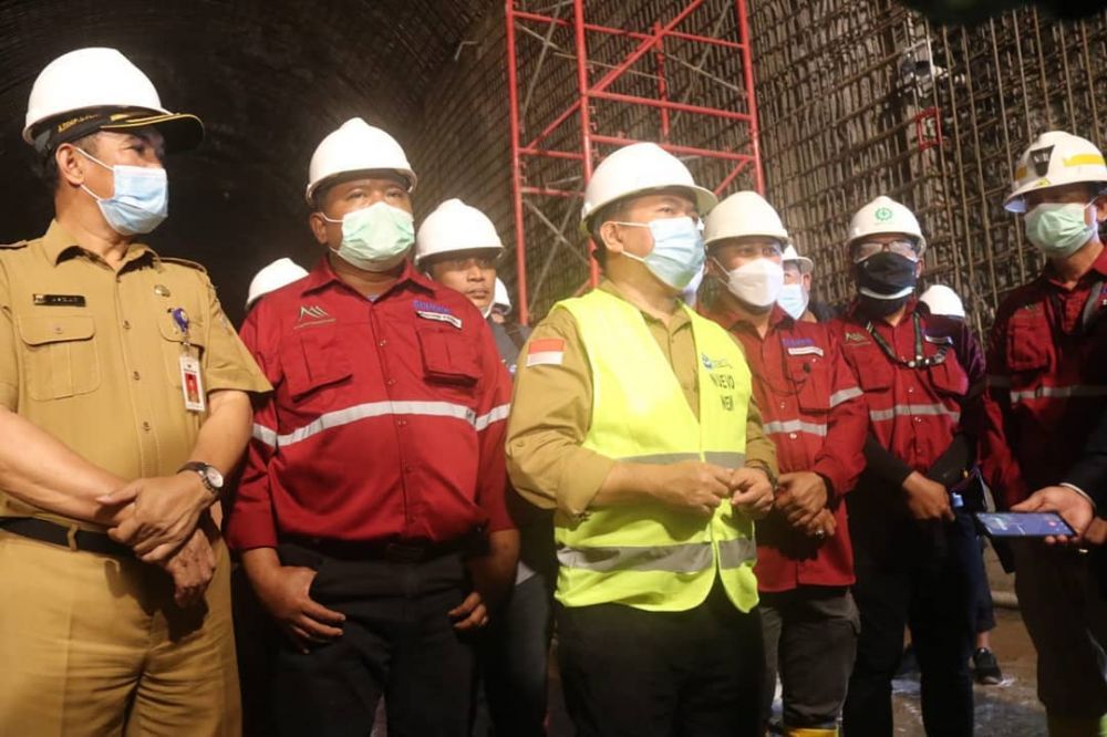 Gubernur meninjau pembangunan trowongan aliran air penggerak turbin pembangkit listrik di PT. Kerinci Merangin Hidro, Selasa (3/8/2021).