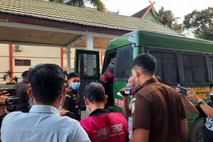 Tersangka Subhi Kepala BPPRD Kota Jambi, tersangka pemotongan insentif pajak 2017-2019 senilai Rp1,2 miliar ditahan Kejari Jambi.