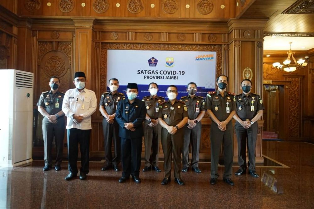 -Gubernur Jambi Al Haris yang didampingi oleh Sekretaris Daerah Provinsi Jambi H.Sudirman, menyambut kunjungan kerja silahtumahmi Kepala Kejaksaaan Tinggi Jambi yang baru saja dilantik pada tanggal 29 Juli 2021 yang lalu di Ruang Kerja Gubernur Jambi, Rabu (4/8/2021).