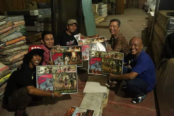 Gudang poster film bersama Harkopo Lie dan Samuel Cs.