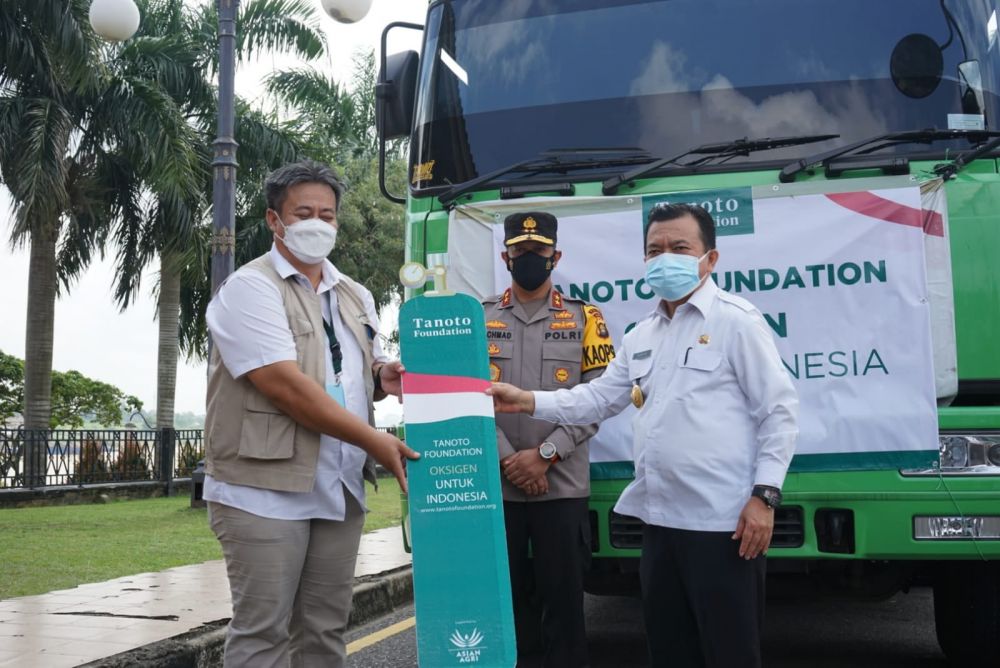 Serah Terima Peyaluran Bantuan Oksigen dari Tanoto Foundation kepada Pemerintah Provinsi Jambi, bertempat di halaman Depan Rumah Dinas Gubernur, Sabtu, (07/08/2021)