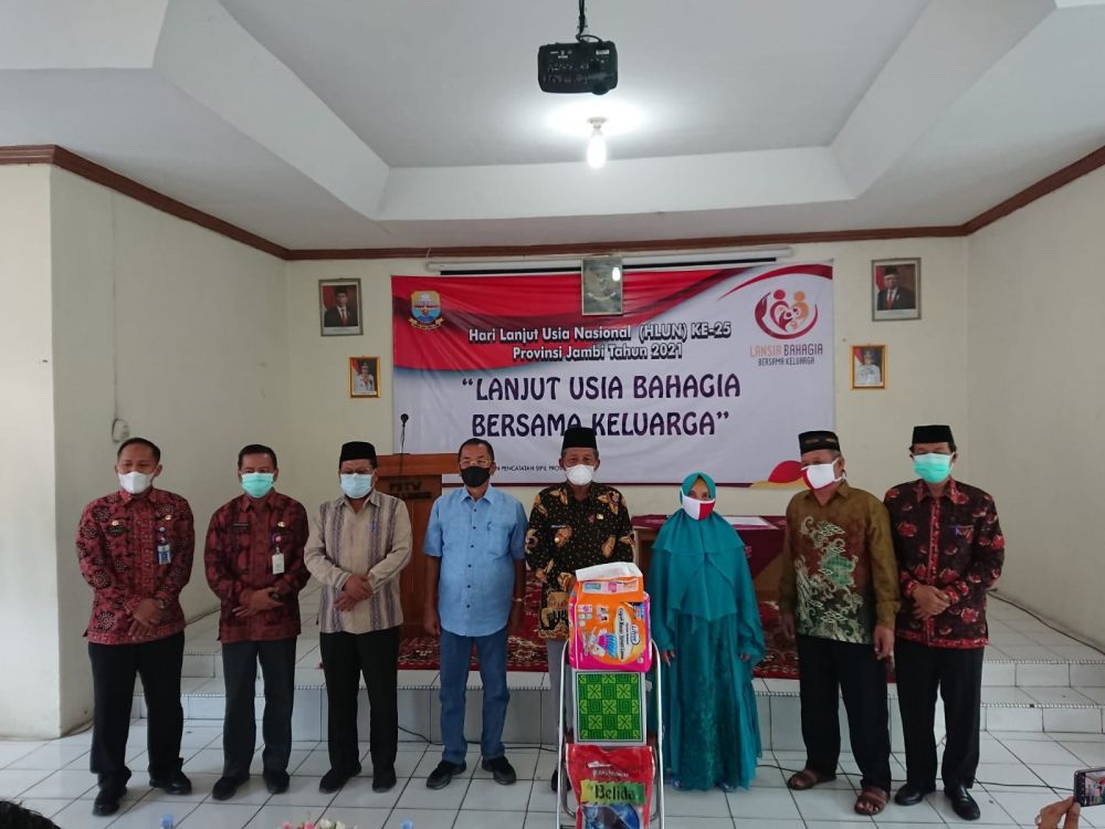 Wakil Gubernur Jambi Drs. H. Abdullah Sani, M.Pd.I, mengunjungi Panti Sosial Tresna Werdha (PSTW) Budi Luhur Jambi, Sabtu(07/08/2021).