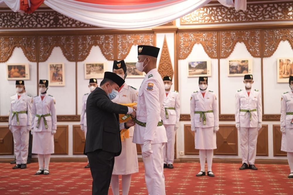 Gubernur Jambi H. Al Haris kukuhkan Pasukan Pengibar Bendera Pusaka (Paskibraka) Provinsi Jambi sebanyak 53 orang di ruang Auditorium Rumah Dinas Gubernur Provinsi Jambi, Minggu (15/8)