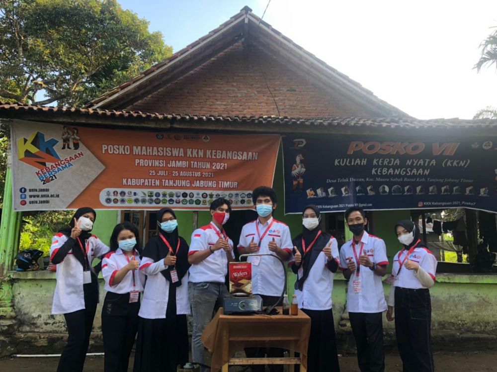 Mahasiswa KKN Posko VII Teluk Dawan saat foto bersama dengan inovasi yang dikembangkan