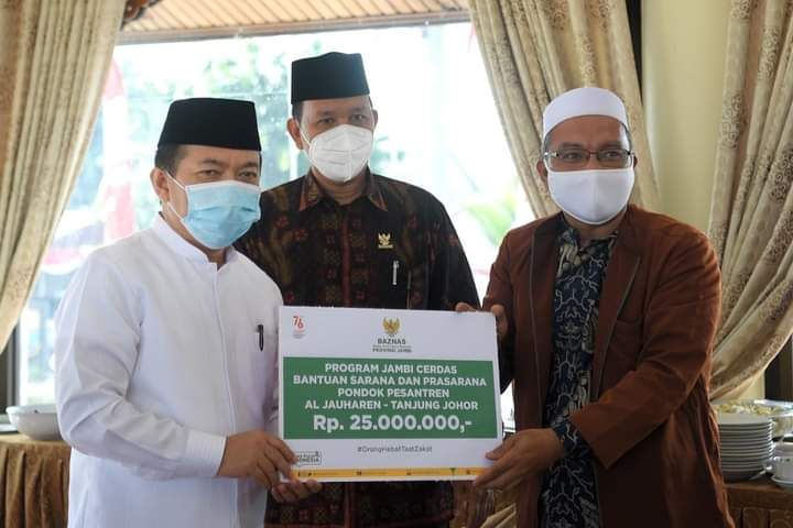 Gubernur Jambi saat acara penyerahan bantuan Baznas untuk Pesantren dan Masjid yang berlangsung di Peranginan Rumah Dinas Gubernur Jambi, Minggu (15/8/21).