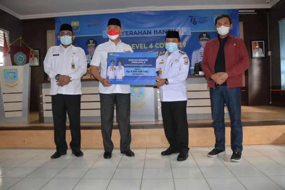 Penyerahkan bantuan 30 ribu Paket Sembako senilai 4,5 miliar rupiah kepada Wali Kota Jambi H.Syarif Fasha di Kantor Kecamatan Telanaipura, Rabu (18/8/21).