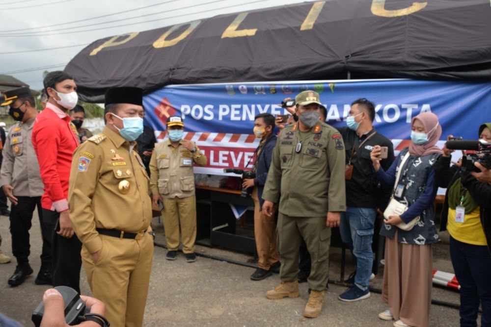 Gubernur Jambi Al Haris bersama Forkopimda dan Walikota Jambi Syarif Fasha Memantau PPKM Level 4 Kota Jambi 