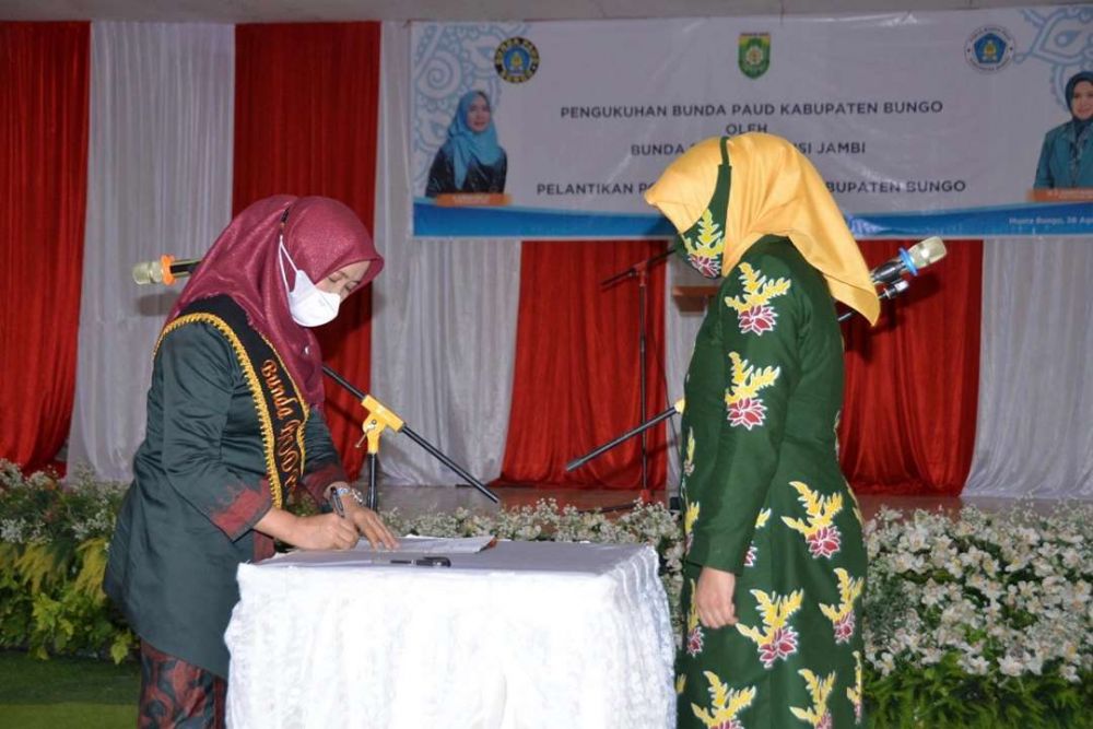 Pengukuhkan Bunda PAUD Kabupaten Bungo Hj Verawati Mashuri. 