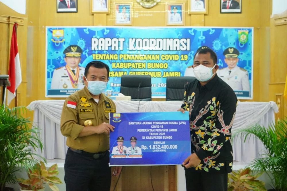 Gubernur Jambi, Al Haris melaksanakan kunjungan kerja ke Kabupaten Bungo dan menyerahkan langsung bantuan