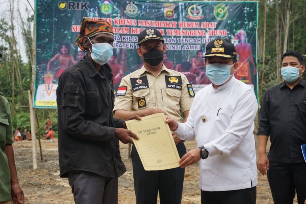 Gubernur Jambi, Dr. H. Al Haris, S.Sos, MH meresmikan kawasan wilayah khusus Masyarakat Hukum Adat (MHA) Suku Anak Dalam (SAD) Kelompok Temenggung Apung di Desa Muara Kilis, Kecamatan Tengah Ilir, Kabupaten Tebo, Jumat (27/8/2021).
