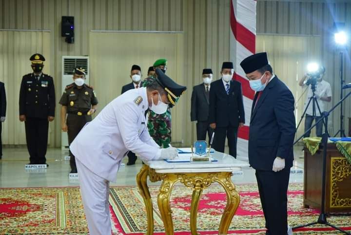 Gubernur Jambi Al Haris saat menyaksikan penandatanganan naskah pelantikan Bupati Merangin Mashuri 