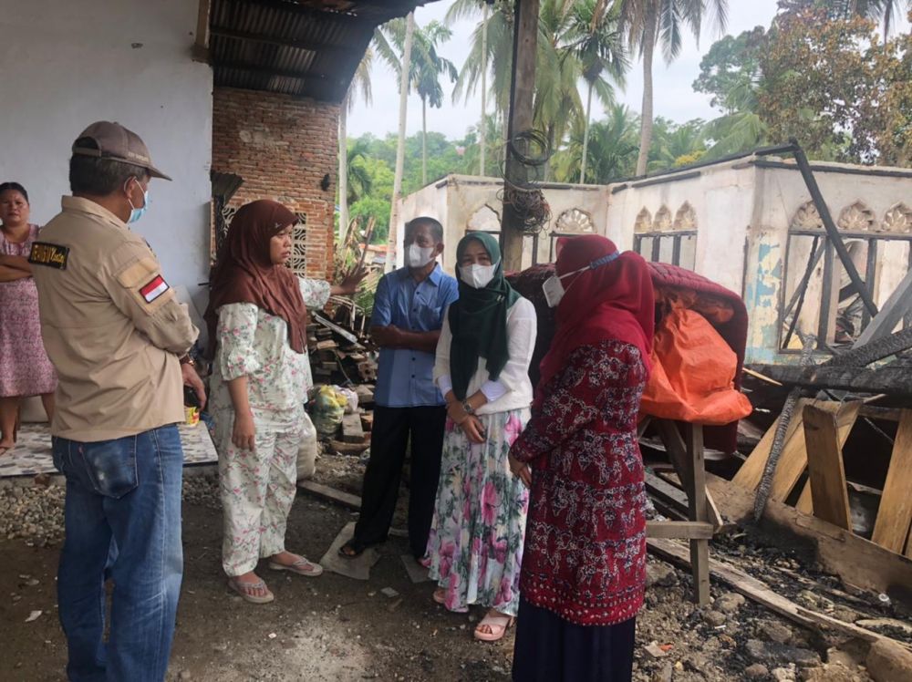SANGGAR TARI  Pelito Mudo yang mendapat musibah dikunjungi 
Hj. Hesnidar di Haris, SE (istri Gubernur Jambi) dan  Hj. Nurhaida Mashuri (istri Bupati Merangin)