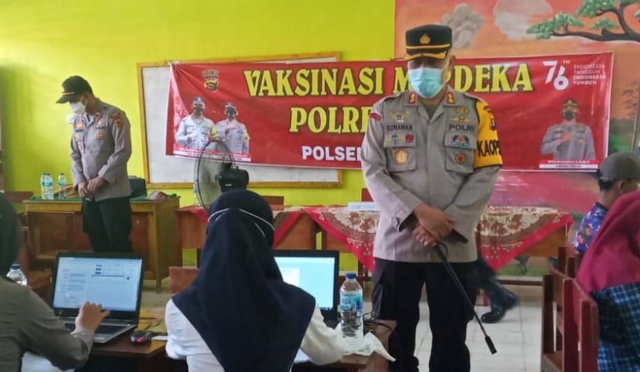 Kapolres Tebo saat mengecek kegiatan vaksinasi di Tebo Ilir