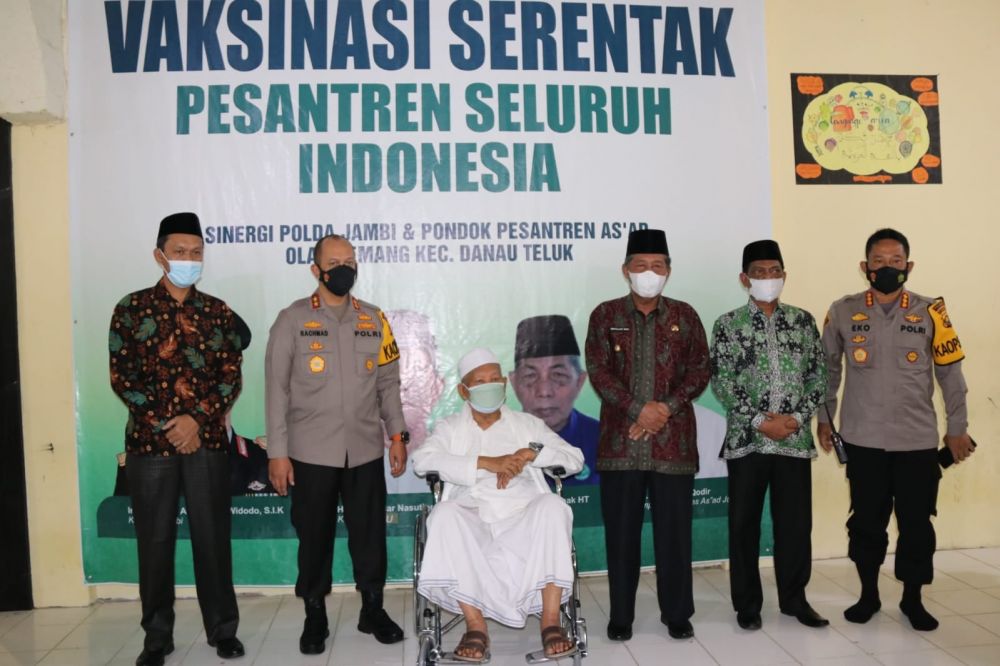  Vaksinasi Massal Bekerja Sama dengan Polda Jambi dan PWNU Provinsi Jambi di Pondok Pesantren As'ad Olak Kemang Jambi kamis (2/9/21)