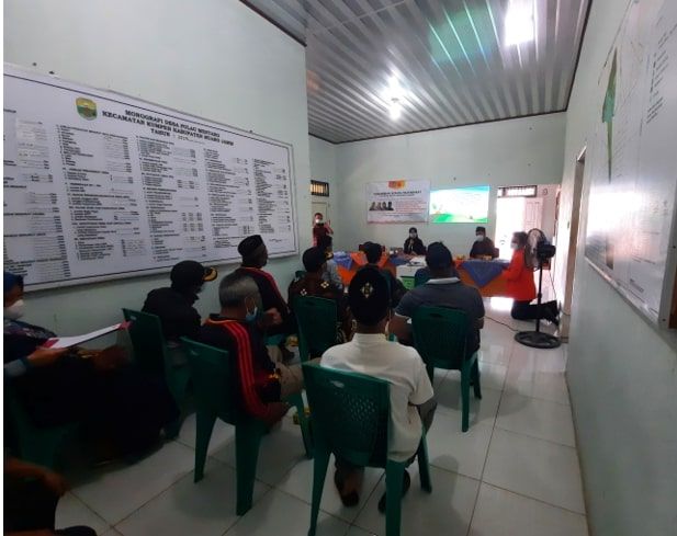 Tim penyuluhan tengah memberikan materi didampingi Kades Pulau Mentaro, Masril 