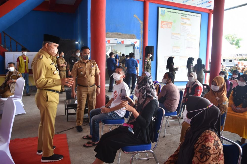 Walikota Fasha melihat pelaksanaan vaksin warga kota Jambi.