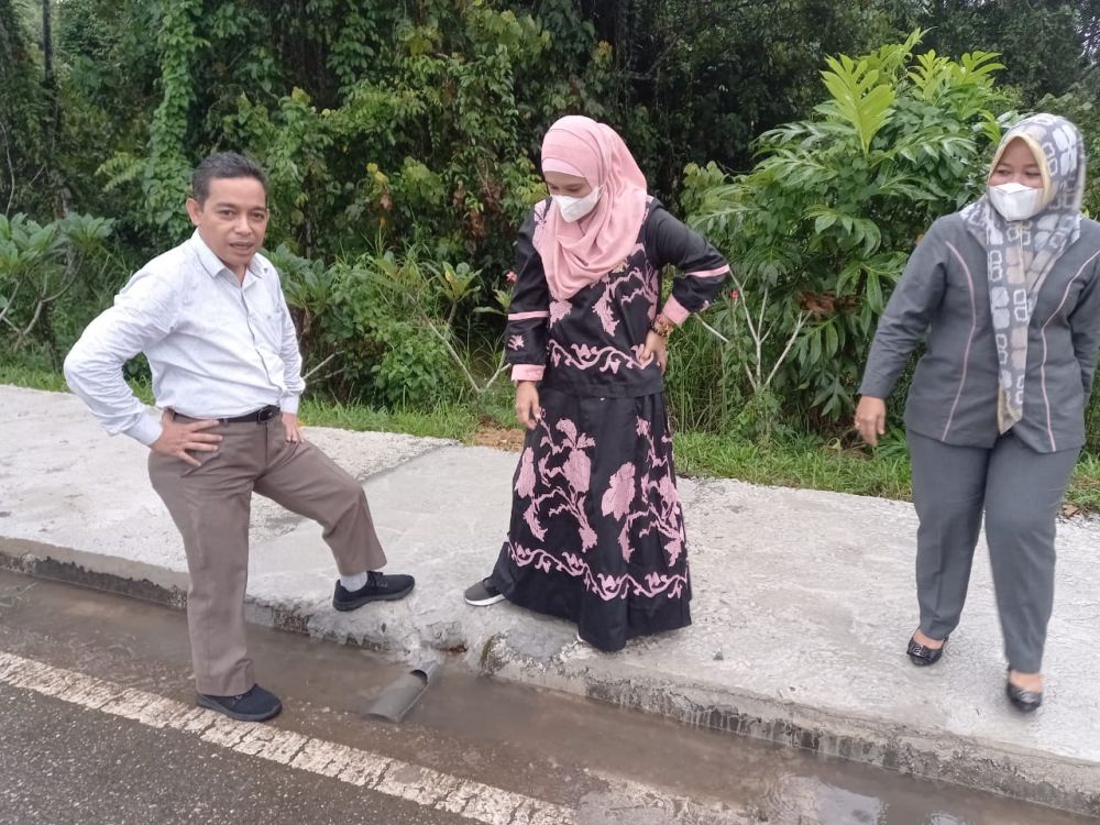 Angggota dewan ketika melakukan sidak pembangunan rehap trotoar kantor Bupati Muarojambi. Yang ditengarai ada kejanggalan