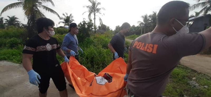 Petugas mengevakuasi jasat wanita di semak-semak