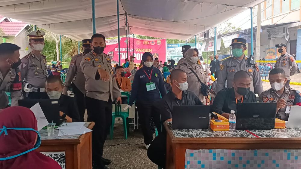 Kapolres Muaro Jambi AKBP Yuyan Priatmaja SIK MH saat memantau pelaksanaan vaksinasi. 