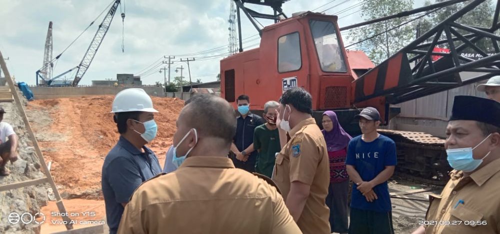 Wabup Harmain menghentikan pembangunan jembatan parit gompong 