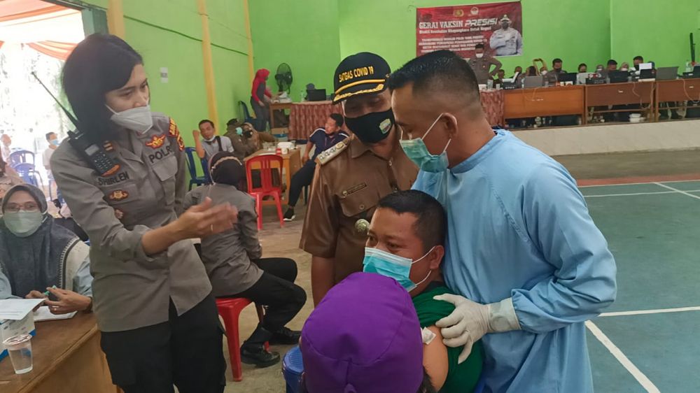 Warga saat di Vaksin 