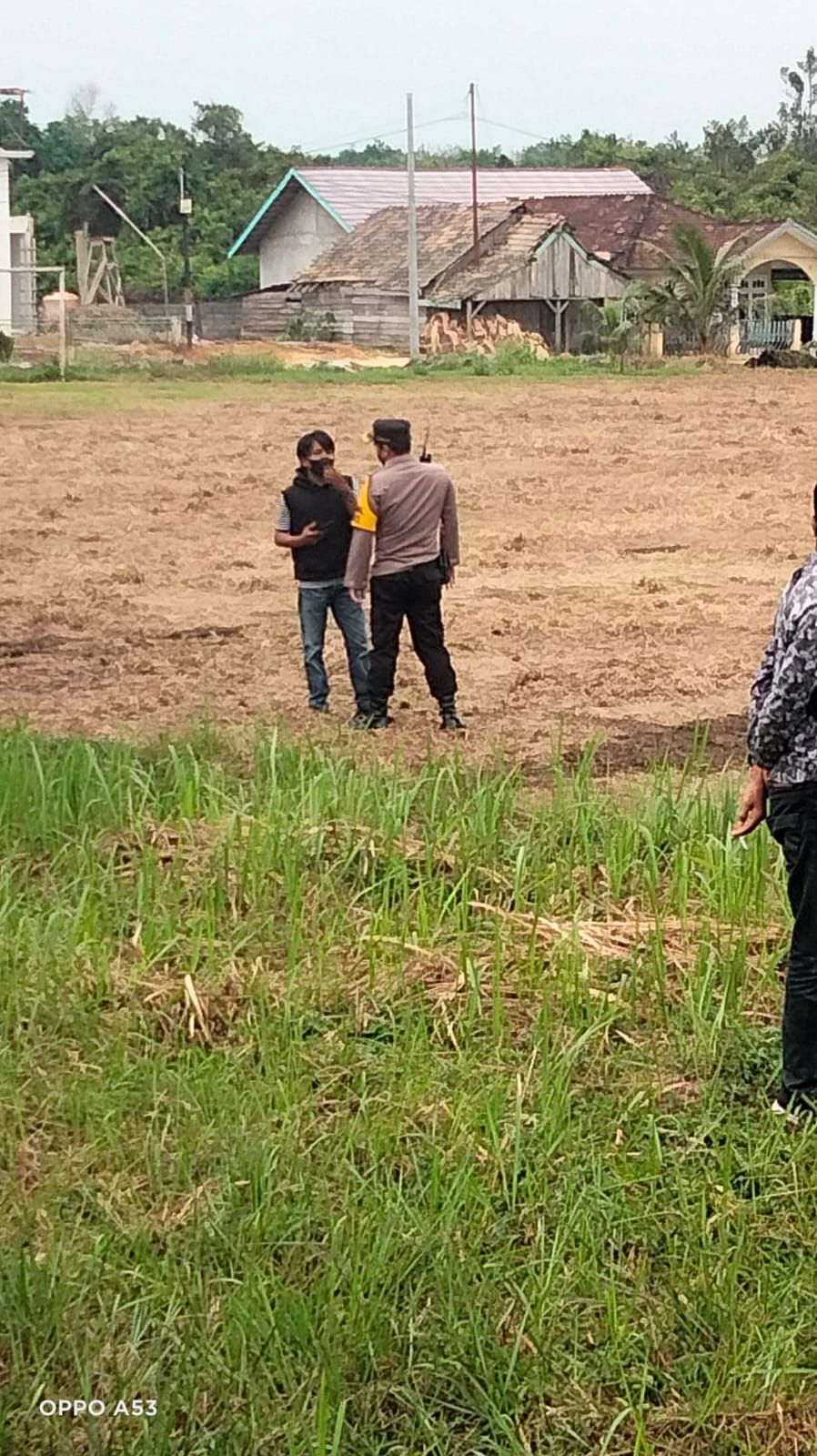 Soarang oknum polisi muarojambi mendekati wartawan tribun jambi 