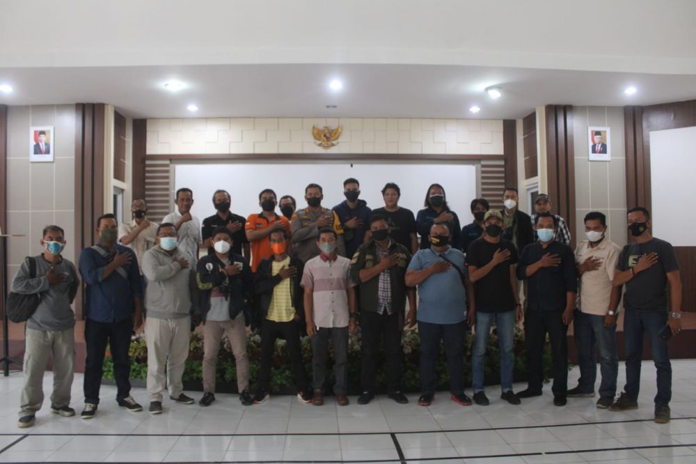 Kapolres foto bersama media