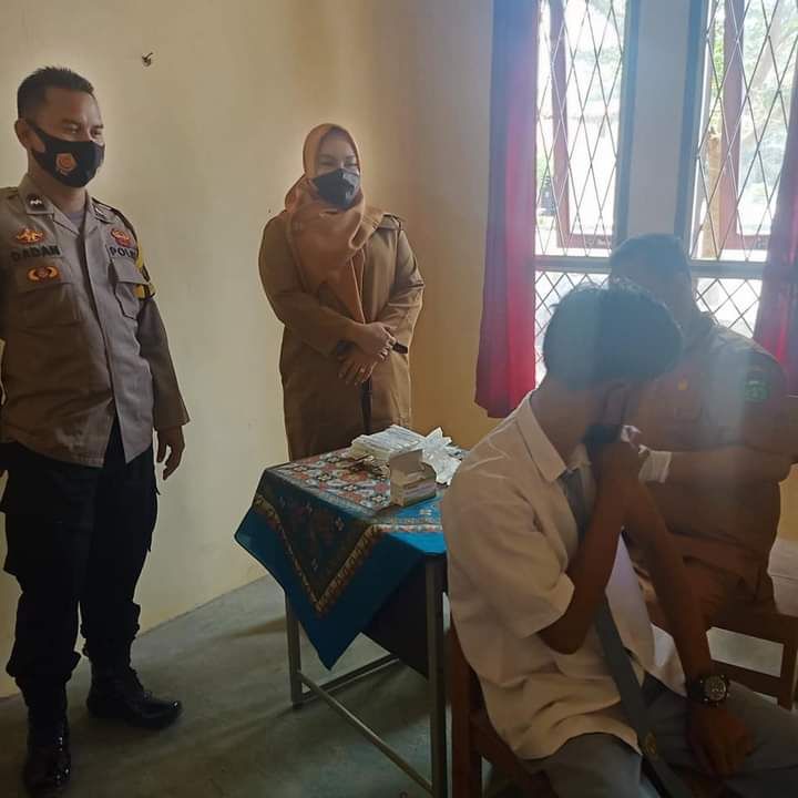 Kepala SMKN 5 Tebo, Ramayani,M.Pd didampingi Bhabinkamtibmas Desa Giri Winangun Kecamatan Rimbo Ilir mengontrol pelaksanaan vaksinasi kedua untuk siswa-siswi SMKN 5 Tebo