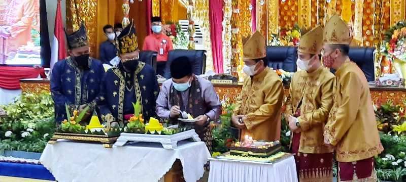 Pemotongan Tumpeng oleh Gubenrnur Jmabi 