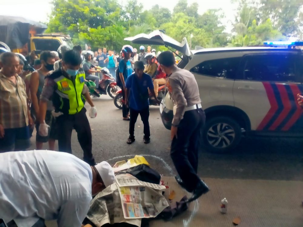 Jenazah Riska ketika hendak dievakuasi petugas.