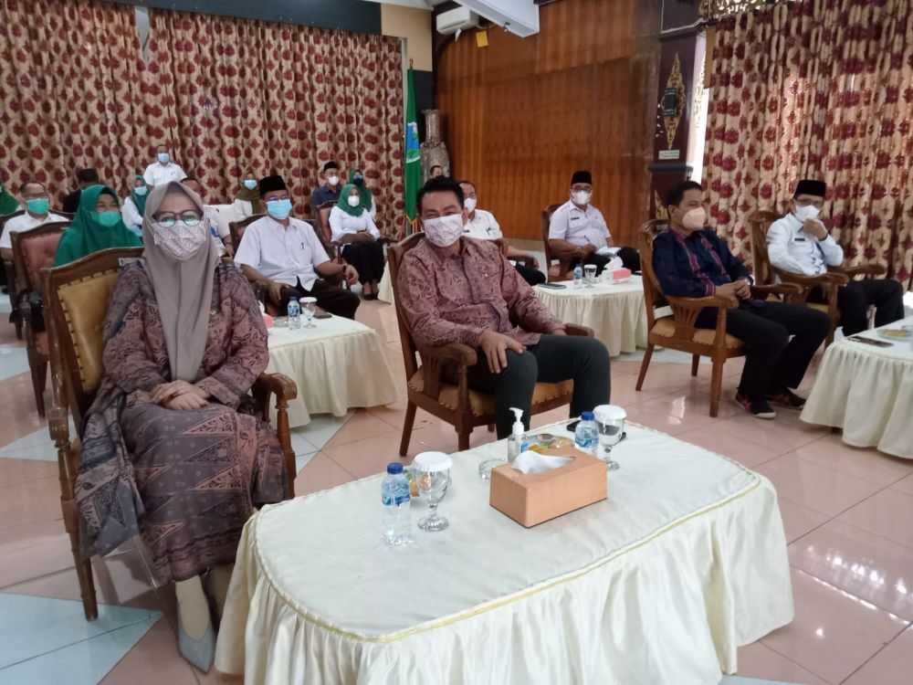 Jalannya pemberian penghargaan melalui zoom meeting.