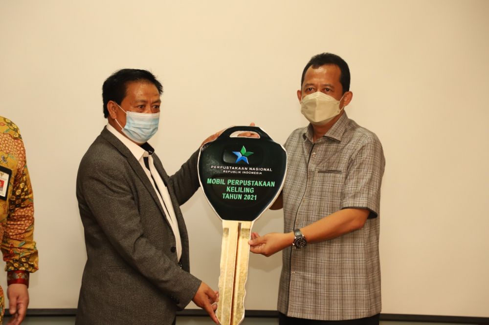 Wabup BBS menerima bantuan mobil dari perpustakaan Nasional