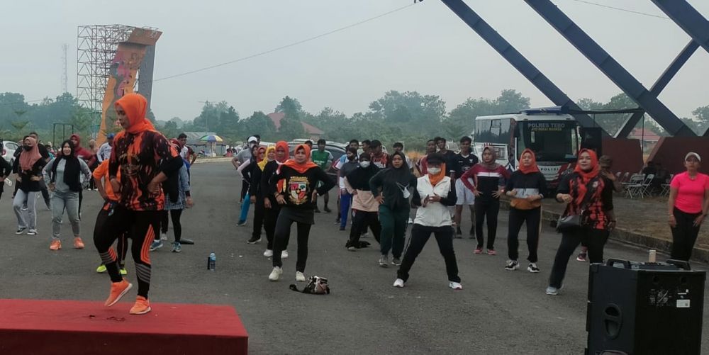 Ketua MPC bersama Ketua Srikandi PP Tebo, panitia. Kapolsek Tebo, mendampingi camat Tebo Tengah membuka kegiatan senam sehat