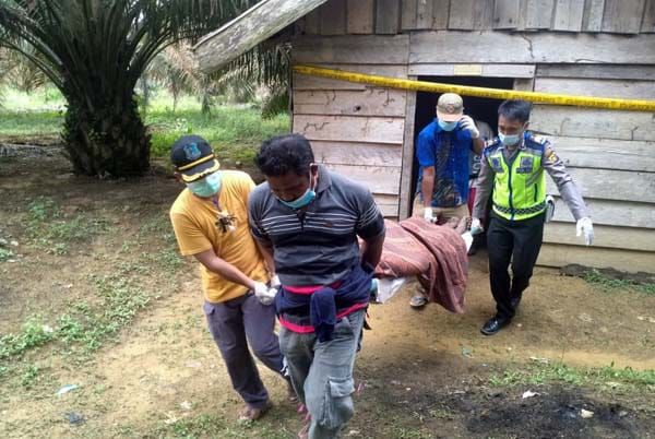 Anggota Polsek Merlung Melakukan Evakuasi Jasad Korban