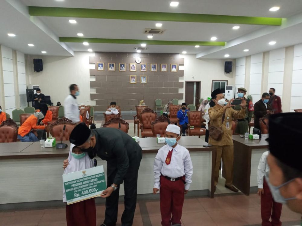 Fasha menyerahkan bantuan 