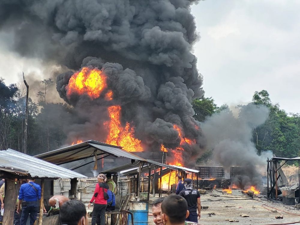 Kobaran api yang membakar penyimpanan minyak diduga Ilegal.