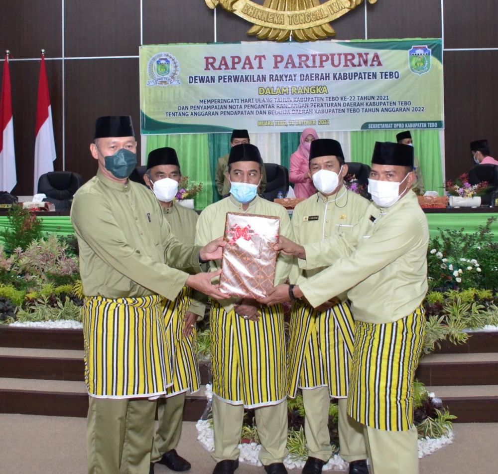 Ketua DPRD Tebo, Mazlan,S.Kom didampingi dua Waka DPRD Tebo menerima buku RAPBD Tebo TA 2022 yang diserahkan oleh Bupati Tebo didampingi Wabup Tebo