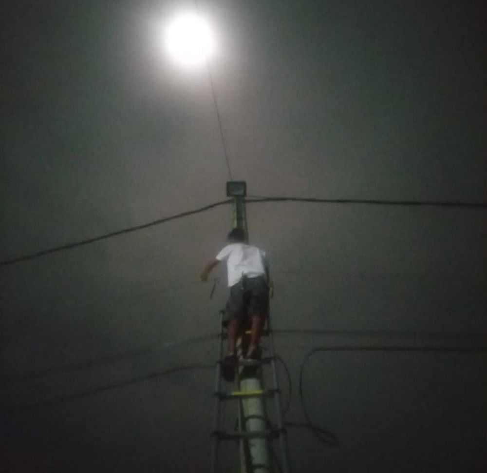 Warga memasang lampu  penerang jalan sendiri