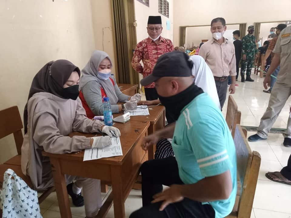 Aidi Hatta Dewan Muarojambi memantau pelaksanaan vaksin