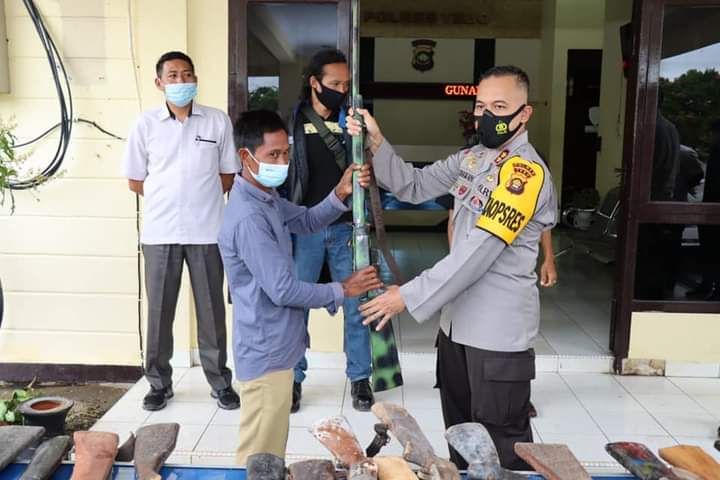 Kapolres Tebo saat menerima penyerahan senpi rakitan oleh perwakilan masyarakat