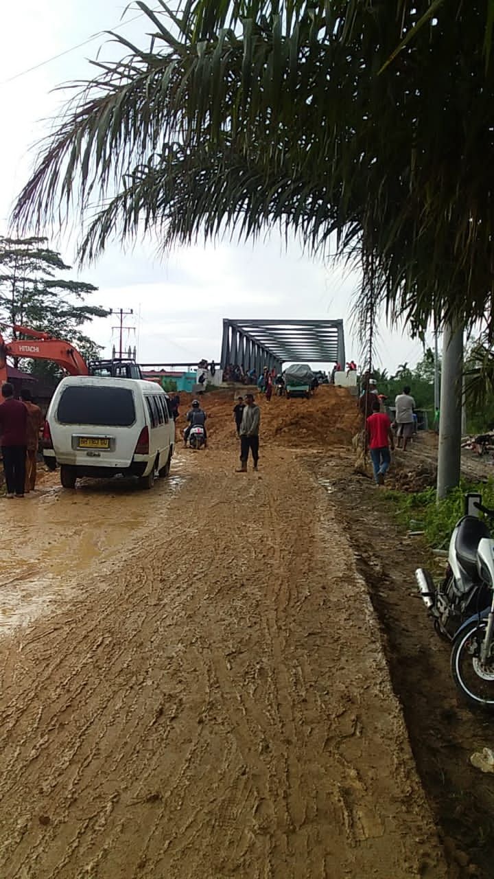 Kondisi jalan Oprit jembatan Sugeng