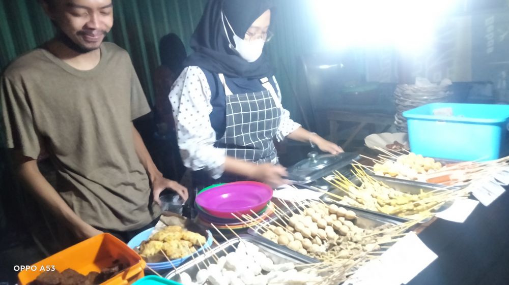 Owner Angkringan Akang Zidan menyiapkan pesana pelanggan